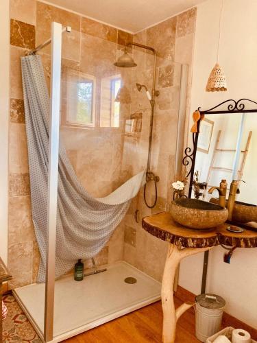 une douche avec un hamac dans une salle de bain dans l'établissement Eco-Friendly Boho Loft Chalet, à Saint-Julien-en-Born