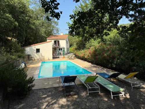Πισίνα στο ή κοντά στο Maison avec piscine chauffée entre mer et montagne
