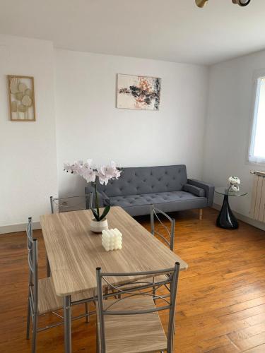 un salon avec une table et un canapé dans l'établissement Appartement Cosy vue sur la cathédrale Albi, à Albi
