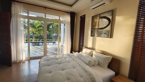 Postel nebo postele na pokoji v ubytování Ban Khun Tu Pool Villa