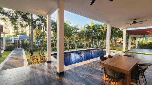 Bazén v ubytování Ban Khun Tu Pool Villa nebo v jeho okolí