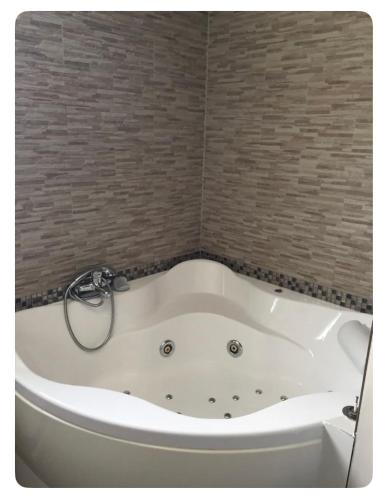 - une grande baignoire blanche dans la chambre dans l'établissement Family villa, à Plaisance-du-Touch