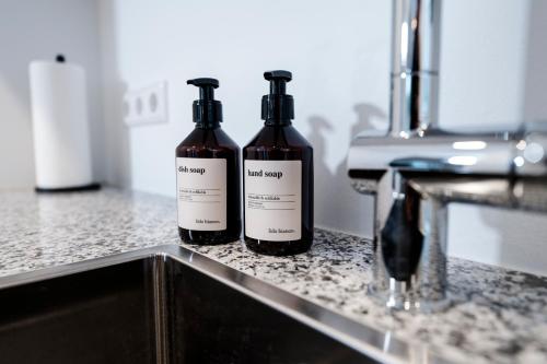 two bottles of wine sitting on top of a counter at koCASA-Apartments 01, City-Center Böblingen, Stellplatz, Balkon, Waipu-Tv in Böblingen