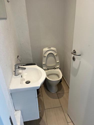 Ένα μπάνιο στο Billund mini hostel room 12- Meget tæt på LEGO HOUSE og centrum