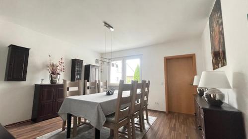 Un comedor con una mesa y algunas sillas. en LeoMi Ferienwohnung, en Hagen