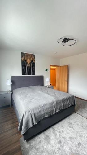 Un dormitorio con una cama grande en una habitación. en LeoMi Ferienwohnung, en Hagen