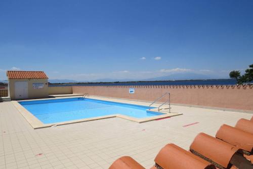 une grande piscine au sommet d'un immeuble dans l'établissement Superbe Studio Cabine Face Marina- résidence Piscine - 2 ou 3 personnes - 4PV47E, au Barcarès