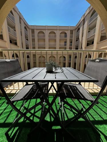 Studio 3 pers climatisé rénové, au calme, idéalement situé proche St Raphael-St Tropez, plage et commerces à pieds