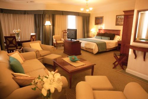 Tempat tidur dalam kamar di Epic Hotel Villa Mercedes