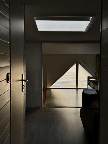 une porte menant à une chambre avec fenêtre dans l'établissement les cles de la mer, à Wimereux