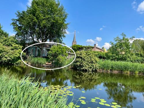 a house by the water with a circle in the middle at B & B De Rozengracht in Doesburg