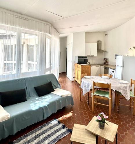 un salon avec un canapé et une cuisine dans l'établissement Maison dans une résidence calme à deux pas de la plage - 4VDS389A, à Torreilles