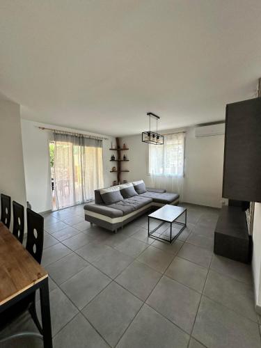 un salon avec un canapé et une table dans l'établissement Maison avec piscine privé eyguieres, à Eyguières