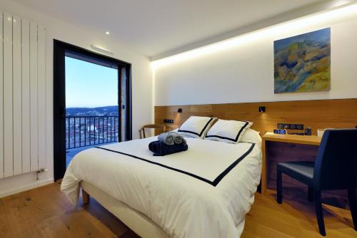 Katil atau katil-katil dalam bilik di Aix Rooftop Appartement Luxe T2 - hypercentre Rotonde - Terrasse - Vue - Parking