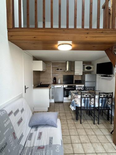 un salon avec un canapé et une cuisine dans l'établissement Très bel appartement pour 5 personnes 5PING121, à Port-Leucate