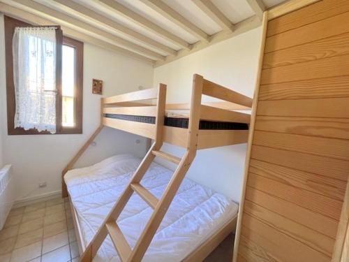 deux lits superposés dans une chambre avec fenêtre dans l'établissement Très bel appartement pour 5 personnes 5PING121, à Port-Leucate