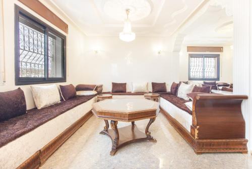a living room with a couch and a table at Appartements Calmes et Spacieux in Tetouan