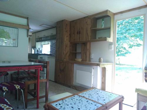 Η κουζίνα ή μικρή κουζίνα στο mobil-home