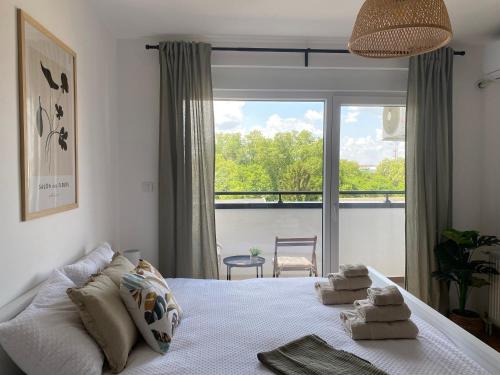 una camera da letto con un letto e una grande finestra di Studio Apartman Boho a Sombor