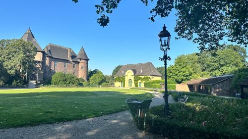 a park with a light pole and a building at Apartment Savanna im historischen Stadtkern Linn in Krefeld, nähe Düsseldorf Messe, Airport, Parkmöglichkeiten direkt vor dem Haus in Krefeld