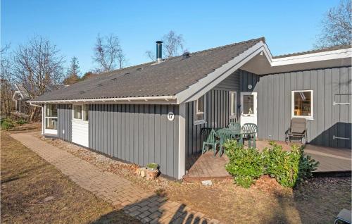 Casa gris con patio y mesa en Gorgeous Home In Græsted With Sauna, en Græsted
