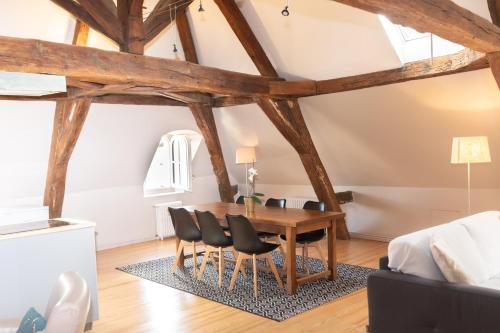 une salle à manger avec une table et des chaises en bois dans l'établissement Clos St Eusebe en coeur de ville, à Auxerre
