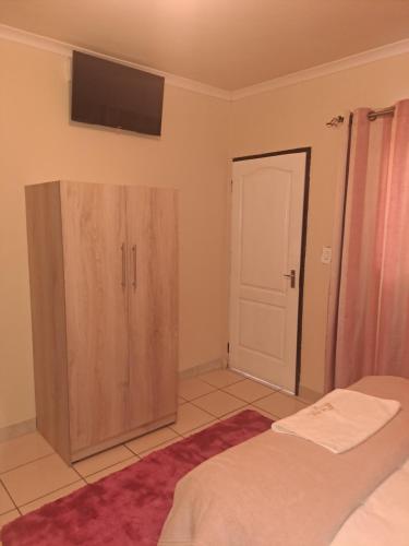 Ένα ή περισσότερα κρεβάτια σε δωμάτιο στο Akyra Guest House Brackenhurst