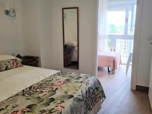 sypialnia z łóżkiem z lustrem w obiekcie Bajondillo Torremolinos Vistas al mar con piscina w mieście Torremolinos