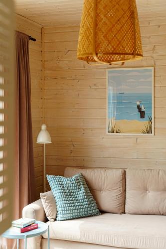 a living room with a couch and a table at Domki Podniebo in Jarosławiec