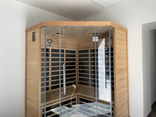 doccia con porta in vetro in camera di Villa Kélou, piscine, sauna et spa, proche gorge de l ardeche a Bourg-Saint-Andéol