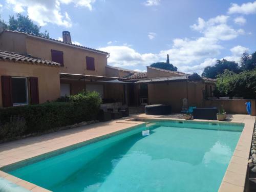 une piscine devant une maison dans l'établissement Studio 25m2 avec piscine proche Iter et Cadarache, à Valensole