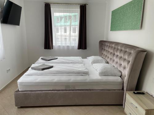 Postel nebo postele na pokoji v ubytování Gold de luxe Apartman