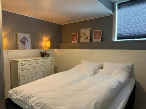 Ένα ή περισσότερα κρεβάτια σε δωμάτιο στο Small apartment in the harbour of Jørpeland