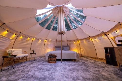 Postel nebo postele na pokoji v ubytování Holmegaard vin og glamping