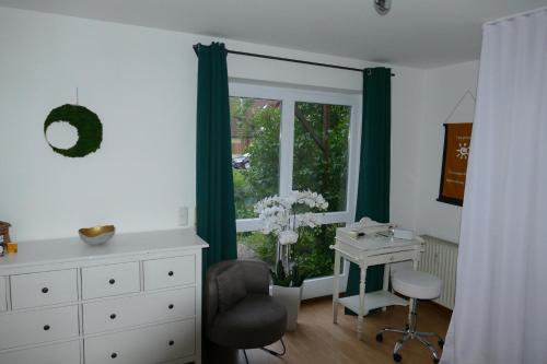 a bedroom with a desk and a chair and a window at Apartment mit Wellness im Rennweg in Regensburg