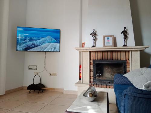 A television and/or entertainment centre at Villa Rosa Amparo