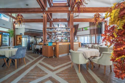 Restaurace v ubytování СПА Апартаменти за ГОСТИ Затворен комплекс ЕМЕРАЛД