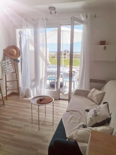 d'un salon avec un canapé et une table ainsi que d'une terrasse. dans l'établissement Happy blue house, à Leucate