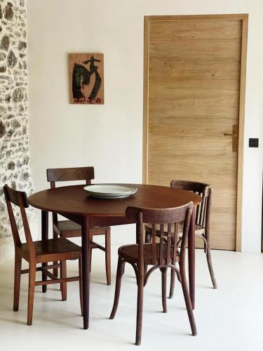 - une table et des chaises en bois dans l'établissement Minimaliste contemporain house - hot tub - sauna, à Blainville-sur-Mer