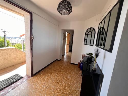 un couloir avec une porte s'ouvrant sur une chambre dans l'établissement Maison au calme vue mer à 180, à Toulon