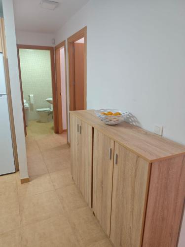 a kitchen with a bowl on top of a wooden cabinet at Apartamento A & M in Vera