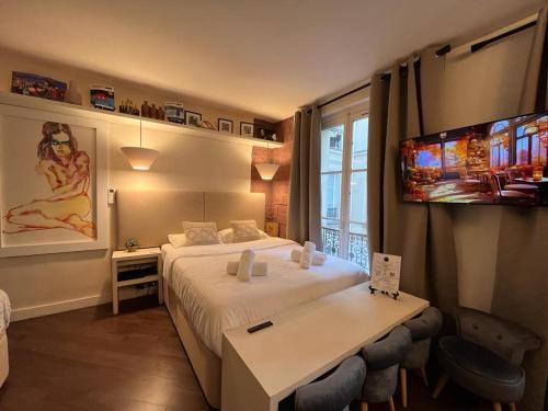 une chambre d'hôtel avec un lit et une télévision dans l'établissement Studio Pompidou - rue des Temples 3 places, à Paris
