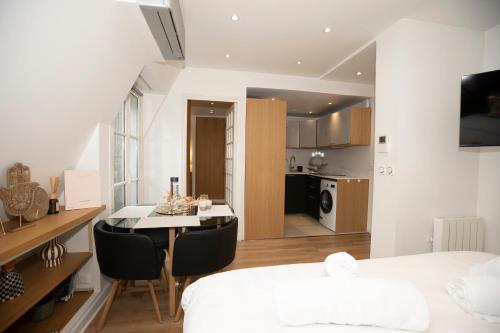 Cette chambre comprend un lit, une table et une cuisine. dans l'établissement Pompidou 3, Rue Simon le Franc - 4 places, à Paris