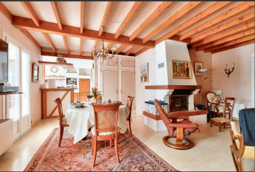 une cuisine et une salle à manger avec une table et des chaises dans l'établissement Maison 3 chambres 200m de la mer, à La Pironnière