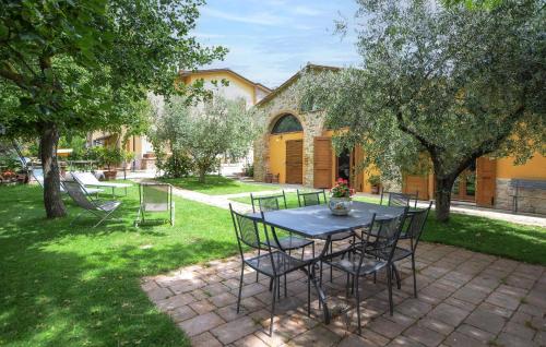 Un patio con una mesa y sillas en un patio. en Casa Val Di Rigo, en Magione