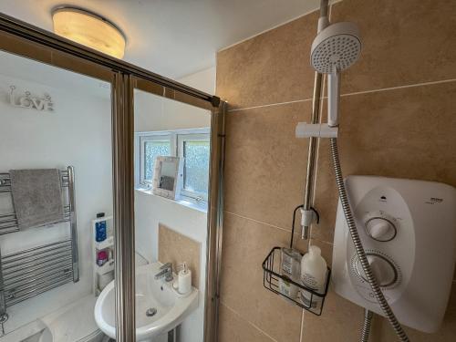 レインハムにあるNew! Cosy Garden Home, Free Parking With Smart TV & Perfect Motorway Accessのシャワー、トイレ、洗面台を備えたバスルーム