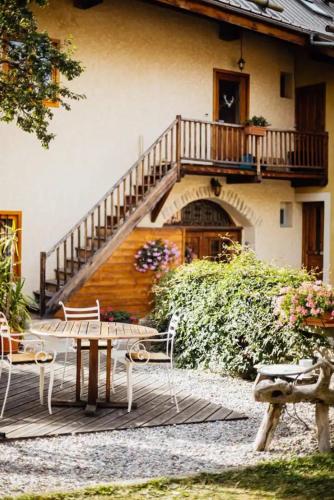 une maison avec une terrasse en bois et un escalier en bois dans l'établissement Appartement GENEPI 1350, à Saint-Chaffrey