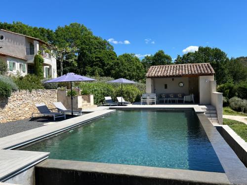 Gite with Pool, 900 metres walk to Saint Saturnin Les Apt