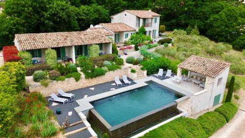 une vue aérienne d'une maison avec piscine dans l'établissement Gite with Pool, 900 metres walk to Saint Saturnin Les Apt, à Saint-Saturnin-lès-Apt