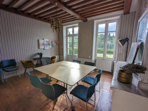 une salle à manger avec une table et des chaises dans l'établissement Loue belle demeure dans une grande propriété - 16 couchages, 8 chambres, 320 m2 - 30 min de Vichy, à Châtel-Montagne